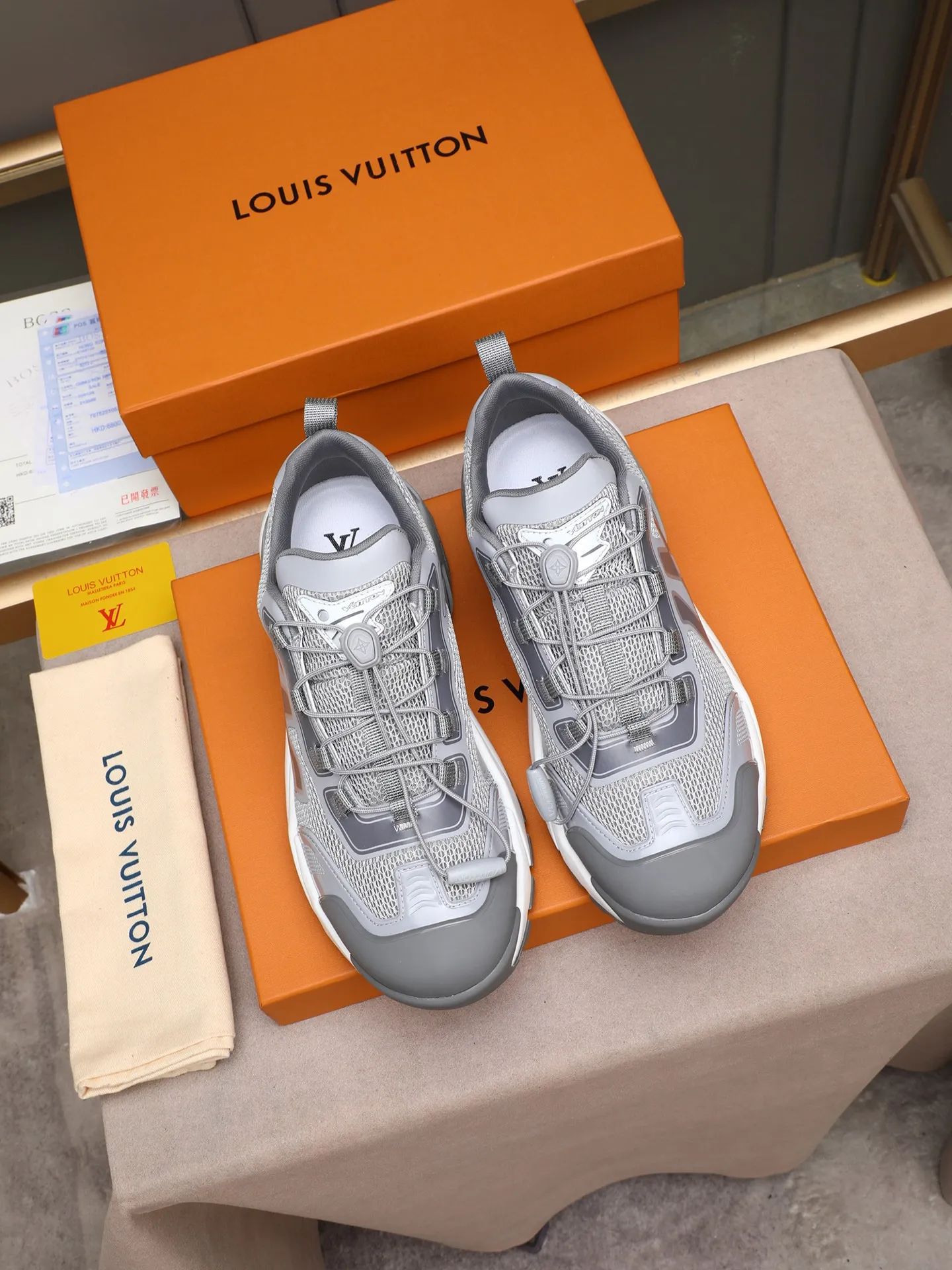 Men's Men's Shoes 💰640 LV Louis Vuitton L Jialu Brand Runner Tatic Series Thick-soled Casual Sports Shoes Running Shoes This LV Runner Tatic sports shoe combines technical materials such as mesh fabric and ribbons to interpret the inspiration of traditional mountaineering shoes. LV letters are written on one side, the lariat buckle of the quick lacing system is embellished with Monogram flowers and Louis Vuitton logos, and the light and wear-resistant rubber outsole completes the whole package. The delivery counter is beautifully packaged🛍📦 ▪️Fabrics: Original imported custom technical fabric + mesh ▪️Inner lining: Original custom-made breathable mesh ▪️Sole: Original open-molded anti-slip rubber combination material ▪️Sole thickness: 4CM ▪️Size: Men's size 38-44, (45 must be customized)
